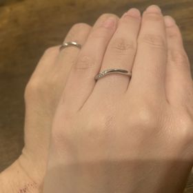 【Flowaves(フロウェーブス)の口コミ】 指が綺麗に見えます。カーブがあるため、存在感がありつつも主張すぎない…