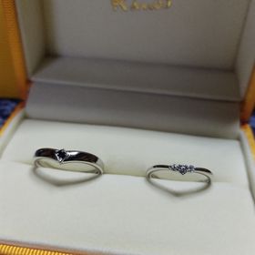 【ケイウノ ブライダル(K.UNO BRIDAL)の口コミ】 そんなに凝ったデザインでは無いけど、華奢なデザインと控えめにひかるダ…