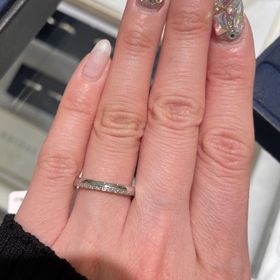 【4℃ BRIDAL(ヨンドシーブライダル)の口コミ】 デザインは、上側はシンプルなプラチナ、下側はダイヤモンドがきれいに並…