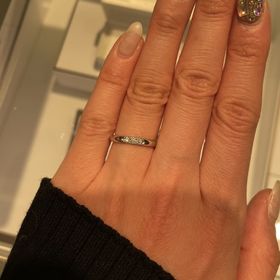 【MIKIMOTO(ミキモト)の口コミ】 デザインは、真ん中に3石だけ付いているシンプルなデザインですがほどよく…