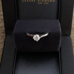 【ラザール ダイヤモンド(LAZARE DIAMOND)の口コミ】 ・シンプルなリングながら、上から見るとウェーブしている一癖違うところ…