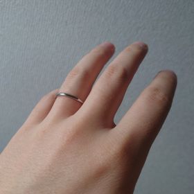 【ひなの口コミ】 和テイストのシンプル指輪で、輪の太さは色んな物を着けた中で比較的細め…