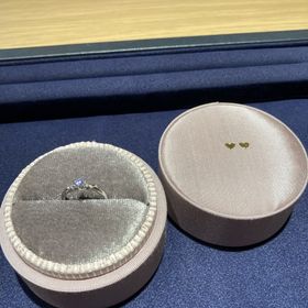 【LOVE NOTESの口コミ】 メインのダイヤモンドの両脇に小さいダイヤモンドとねじりが入ってかわい…