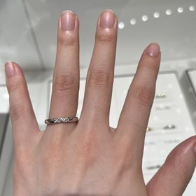 【MIKIMOTO(ミキモト)の口コミ】 飽きのこないシンプルなストレートの指輪です。真ん中に3石だけ付いている…