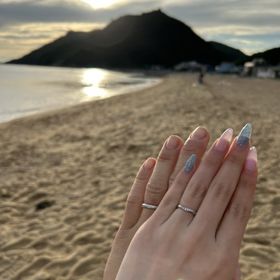 【EYE JEWELRY UMAKI(アイジュエリー ウマキ)の口コミ】 指輪のデザインは、男性用はシンプルなものに。女性の方は、真ん中にスト…