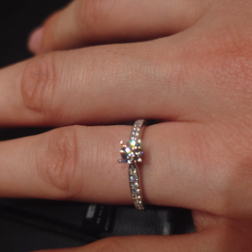 【ラザール ダイヤモンド(LAZARE DIAMOND)の口コミ】 デザインの希望として、両脇にメレダイヤがズラッとあるエタニティっぽい…