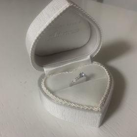 【JEWELRY STUDIO Advance(ジュエリースタジオアドバンス)の口コミ】 指輪のデザイン名『アルク』とはフランス語で『架け橋』、緩やかに流れる…