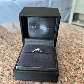 【ラザール ダイヤモンド(LAZARE DIAMOND)の口コミ】 指輪のおすすめポイントは横から見ても可愛らしいデザインであるところで…