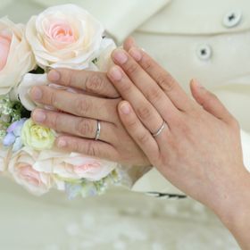 【4℃ BRIDAL(ヨンドシーブライダル)の口コミ】 毎日着用することを考えて素材は耐久性のあるプラチナ素材にしました。
か…