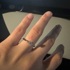 【銀座ダイヤモンドシライシの口コミ】 リングはシンプルでありながらウェーブを描く綺麗な形で指にフィットしま…