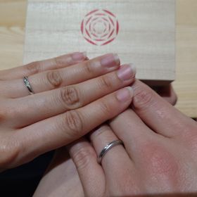 【出雲結(いずもゆい)の口コミ】 ・斜めラインのダイヤがとても可愛い。
・マット加工の種類が豊富で選びや…