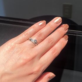 【エクセルコダイヤモンド(EXELCO DIAMOND)の口コミ】 ・婚約指輪
ダイヤの輝きが、引き立っているところ。
どの角度から見ても…