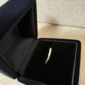 【アイプリモ(I-PRIMO)の口コミ】 この指輪は他のデザインと比べると華奢で細く感じます。指の節が太めの人…