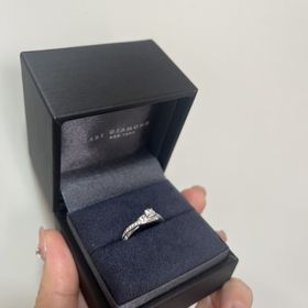 【ラザール ダイヤモンド(LAZARE DIAMOND)の口コミ】 デザインはネットでみていてダイアモンドが引き立つものが良かったのでこ…