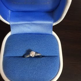 【銀座ダイヤモンドシライシの口コミ】 ウエーブがかかっていて、指が長く見えます。
適度な太さで、細めの指です…