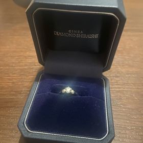 【銀座ダイヤモンドシライシの口コミ】 3石のストレートタイプのため、つけた時に指が綺麗に見えます。派手すぎず…