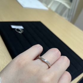 【TRECENTI(トレセンテ)の口コミ】 とても華やかで指が綺麗に見えます！
双子ダイヤモンドも素敵です。
内側…