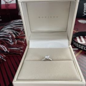 【宝寿堂(ほうじゅどう)の口コミ】 ウェーブラインが綺麗で彼女の細い指にもとてもマッチするデザインでダイ…