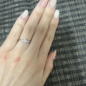 【アイプリモ(I-PRIMO)の口コミ】 一石だけの一粒ダイヤの婚約指輪より両隣にも小さなダイヤがある方が存在…