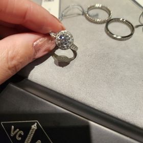 【ヴァン クリーフ＆アーペル(Van Cleef & Arpels)の口コミ】 最初は絶対にこちらにしようと決めていました。それ程、最終的に購入した…