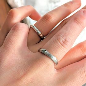 【COLANY(コラニー)の口コミ】 着け心地にこだわった指輪は収まりが非常に良い。シンプルかつ流麗なデザ…