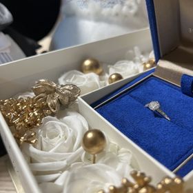 【BRILLIANCE+(ブリリアンスプラス)の口コミ】 ダイヤモンドの横にサイドストーンを入れたことです。また、サイドストー…