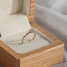 【Cayof(カヨフ)の口コミ】 ダイヤモンドが下から支えられているようなアームデザインとなっているた…