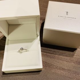【ギンザタナカブライダル(GINZA TANAKA BRIDAL)の口コミ】 婚約指輪は大きめの一粒ダイヤモンドで、シンプルでエレガントものを探し…