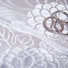 【銀座ダイヤモンドシライシの口コミ】 華奢なデザインで細い指にもよく合います。
レディースのものにはメレダイ…