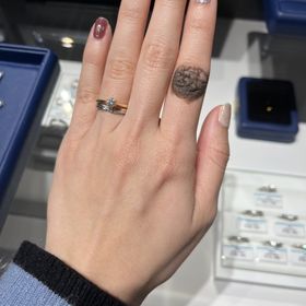 【銀座ダイヤモンドシライシの口コミ】 指輪は重ね付けもできるタイプを探していました。
さらに結婚指輪だけでも…