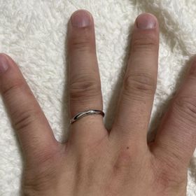 【銀座ダイヤモンドシライシの口コミ】 シンプルながらエレガントさも少しあるのが良いです。ウェーブのデザイン…