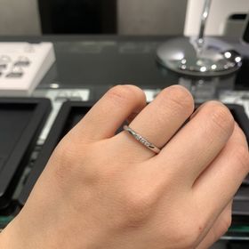 【ラザール ダイヤモンド(LAZARE DIAMOND)の口コミ】 この指輪はとてもシンプルで新鮮味はあまりないですが、シンプルで普段使…