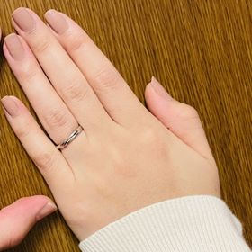 【銀座ダイヤモンドシライシの口コミ】 普段使いしやすく、長年つけられるようなデザインがよかった。ウェーブの…