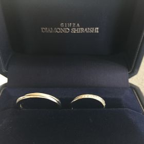 【銀座ダイヤモンドシライシの口コミ】 婚約指輪との相性がいいものを選びました。ストレートラインでダイヤがと…