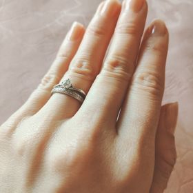 【俄(にわか)の口コミ】 ウェーブにそって、小さく繊細なダイヤモンドが6つセットアップされている…