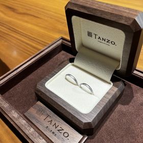 【TANZO.(鍛造指輪)の口コミ】 婚約指輪もtanzoさんでオーダーメイドして作成したので、それに合わせた結…