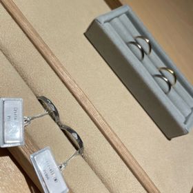 【ith(イズ)の口コミ】 ダイヤのついていないシンプルな指輪を探しており、表面の加工にこだわっ…