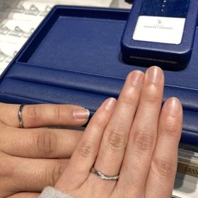 【銀座ダイヤモンドシライシの口コミ】 おしゃれなデザイン。
ダイヤが12石入っており、どの角度から見ても輝いて…