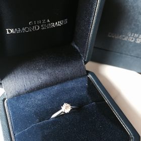 【銀座ダイヤモンドシライシの口コミ】 この指輪は横から見ても綺麗な形をしており、とても気に入りました。
シン…