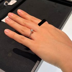 【ティファニー(Tiffany & Co.)の口コミ】 王道のデザインで惹かれました。大きな一粒ダイヤモンドがついているとて…