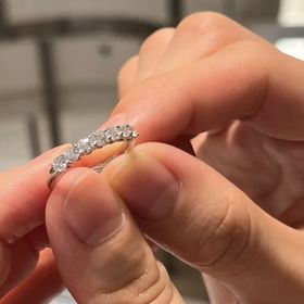 【ティファニー(Tiffany & Co.)の口コミ】 周囲の人から王道の婚約指輪は歳をとると付けにくいと聞いたため、ハーフ…