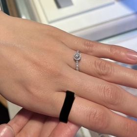 【ヴァンドーム青山(VENDOME AOYAMA)の口コミ】 一粒ダイヤモンドよりも華やかでキラキラしているデザインが気に入りまし…