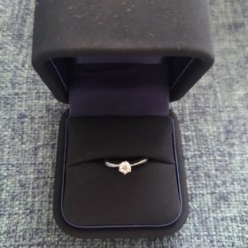 【4℃ BRIDAL(ヨンドシーブライダル)の口コミ】 指輪が自分の指の水かきの部分に沿う様なデザインになっていて、指が綺麗…