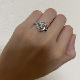 【ブシュロン(BOUCHERON)の口コミ】 芍薬の花がモチーフの素敵な指輪です。センターストーンのダイヤモンドの…