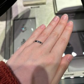 【ヴァン クリーフ＆アーペル(Van Cleef & Arpels)の口コミ】 デザインはシンプルですが、結婚指輪の王道のストレートタイプに、ダイヤ…