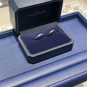 【銀座ダイヤモンドシライシの口コミ】 ・形がウェーブであること。水掻きが厚く、ストレートの指輪は着用時に曲…