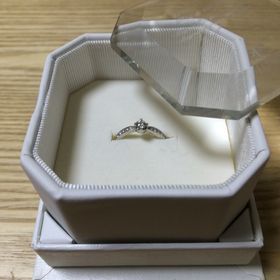 【4℃ BRIDAL(ヨンドシーブライダル)の口コミ】 一粒のダイヤよりも周りに散りばめられたデザインが好みだったので、そこ…