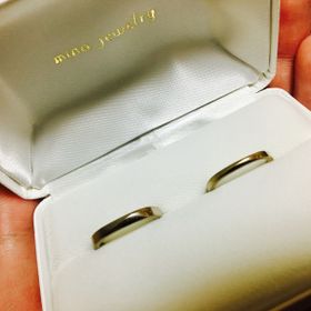 【mina.jewelry(ミナジュエリー)の口コミ】 初めて四角の指輪を知って指にはめた時の付け心地が忘れられず、付けた瞬…