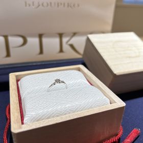 【TOMOE(トモエ)の口コミ】 自分達の理想の婚約指輪と結婚指輪の重ね付けがしやすく、デザインがとて…