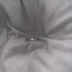 【カルティエ(Cartier)の口コミ】 ゴテゴテしていなくシンプルですが、ダイヤが沢山ついていて、なによりプ…